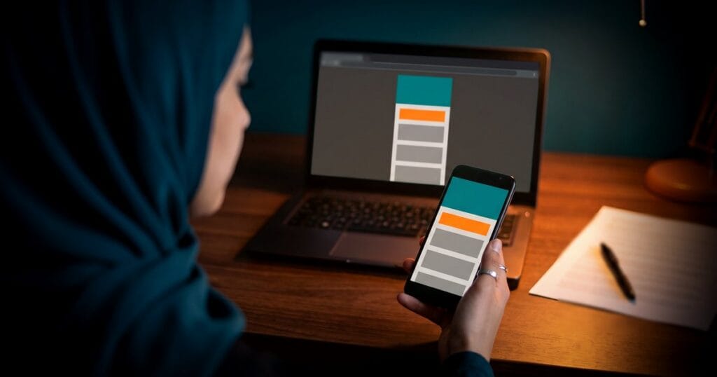 صاحبة عمل عربية بحجاب تقارن تصميم الموقع على هاتفها بمعاينة الجوال على الحاسوب، بجوار قائمة تحقق وقلم، لاختيار مصمم ووردبريس.